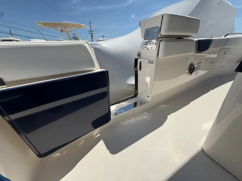 Slide: The Image of Robalo R272 2021 - 12