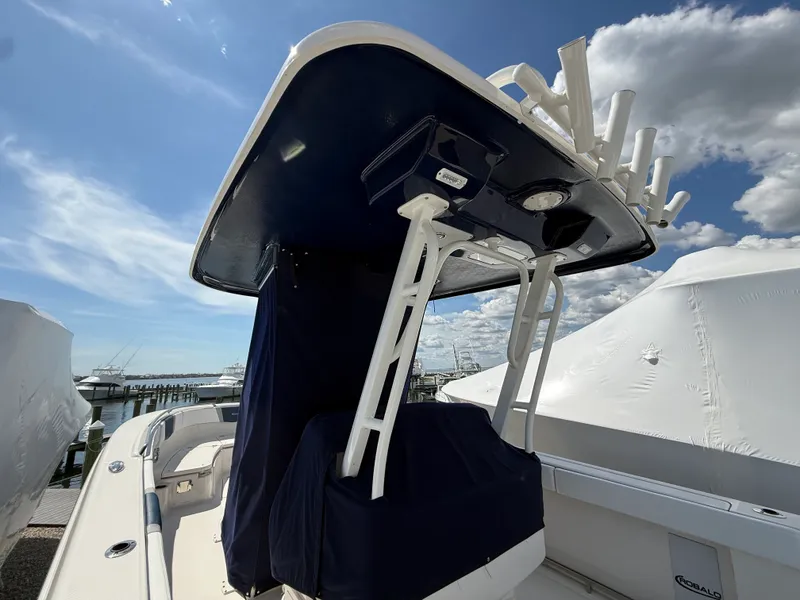 Slide: The Image of Robalo R272 2021 - 13