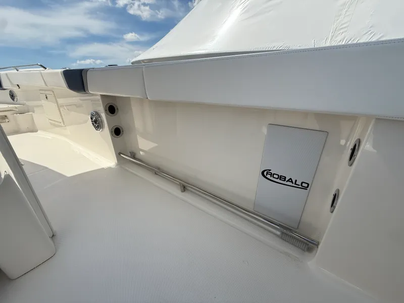 Slide: The Image of Robalo R272 2021 - 15