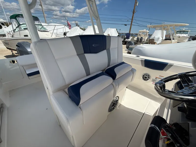 Slide: The Image of Robalo R272 2021 - 18