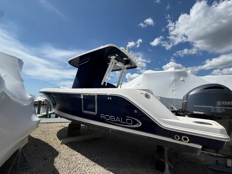 Slide: The Image of Robalo R272 2021 - 2