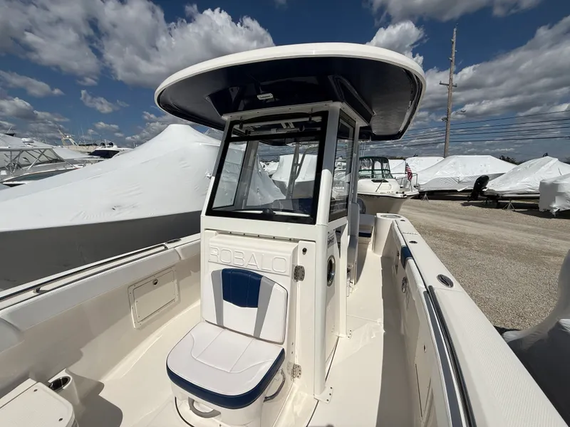 Slide: The Image of Robalo R272 2021 - 27
