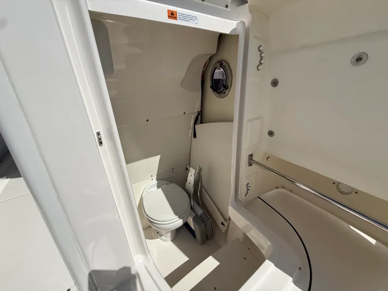 Slide: The Image of Robalo R272 2021 - 28