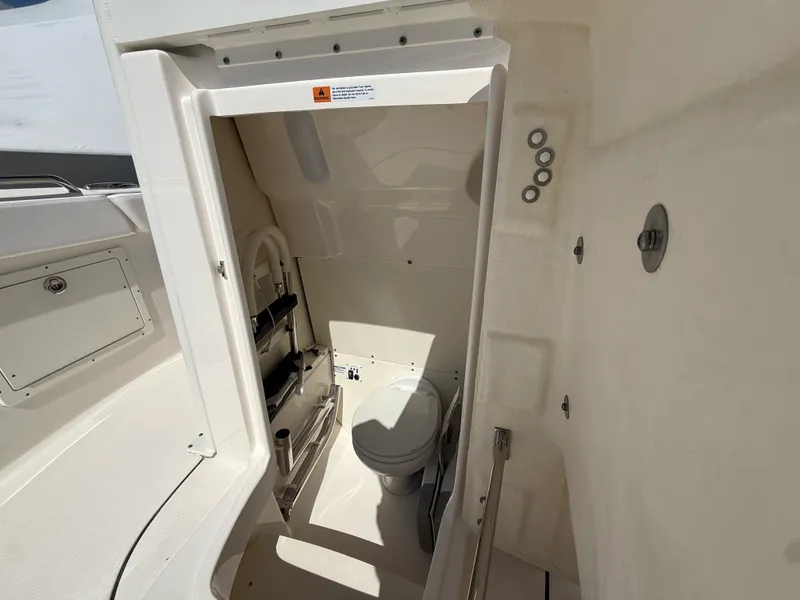 Slide: The Image of Robalo R272 2021 - 30