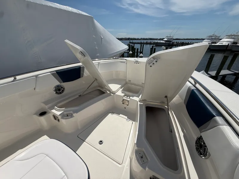 Slide: The Image of Robalo R272 2021 - 32