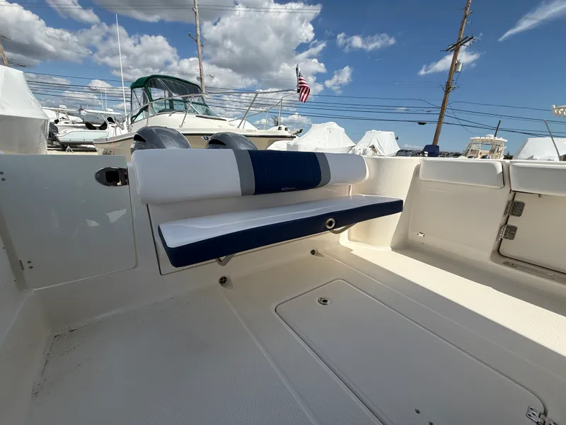 Slide: The Image of Robalo R272 2021 - 8
