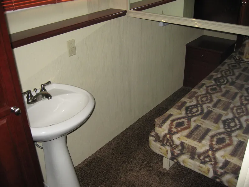 Slide: The Image of Small cabin interior with sink and bed, Skipperliner Dream Chaser Group C, 2004 model. - 18