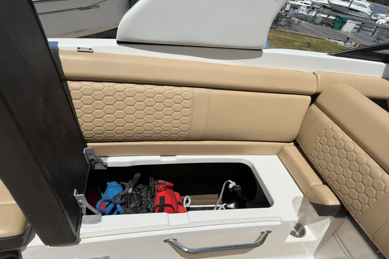 Slide: The Image of Sea Ray 270 SDX 2020 - 16