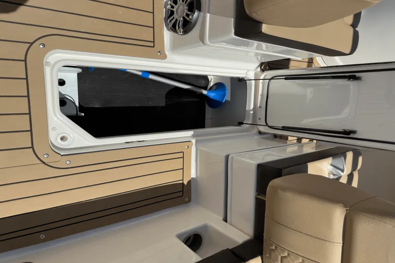 Slide: The Image of Sea Ray 270 SDX 2020 - 17