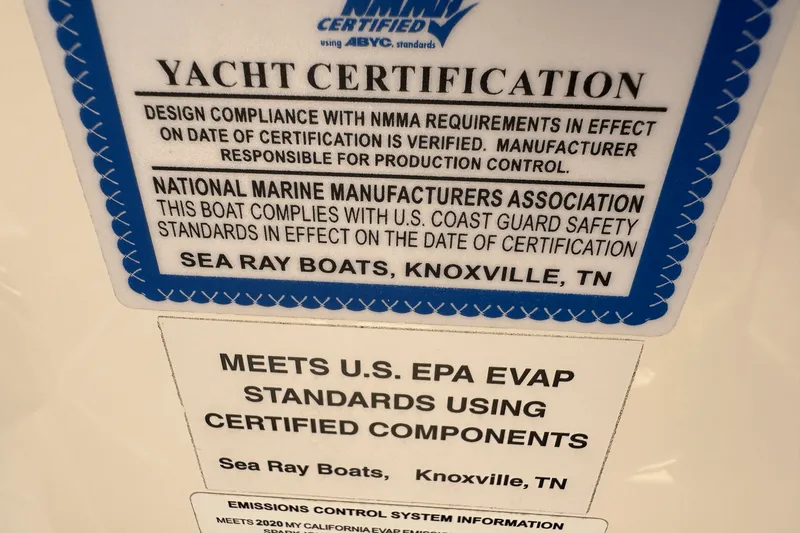 Slide: The Image of Sea Ray 270 SDX 2020 - 18