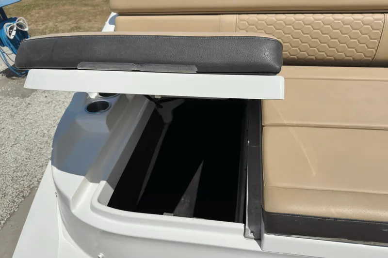 Slide: The Image of Sea Ray 270 SDX 2020 - 8