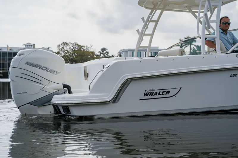 Slide: The Image of Boston Whaler 230 VANTAGE 2018 - 13