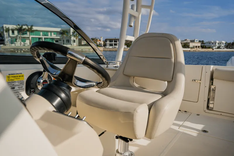 Slide: The Image of Boston Whaler 230 VANTAGE 2018 - 20