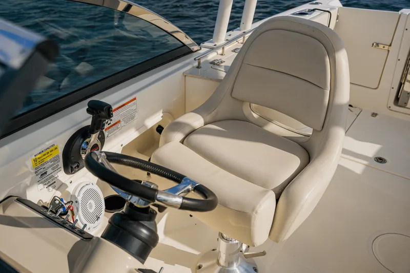 Slide: The Image of Boston Whaler 230 VANTAGE 2018 - 21