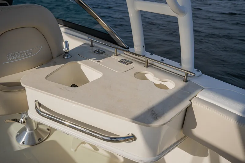 Slide: The Image of Boston Whaler 230 VANTAGE 2018 - 26