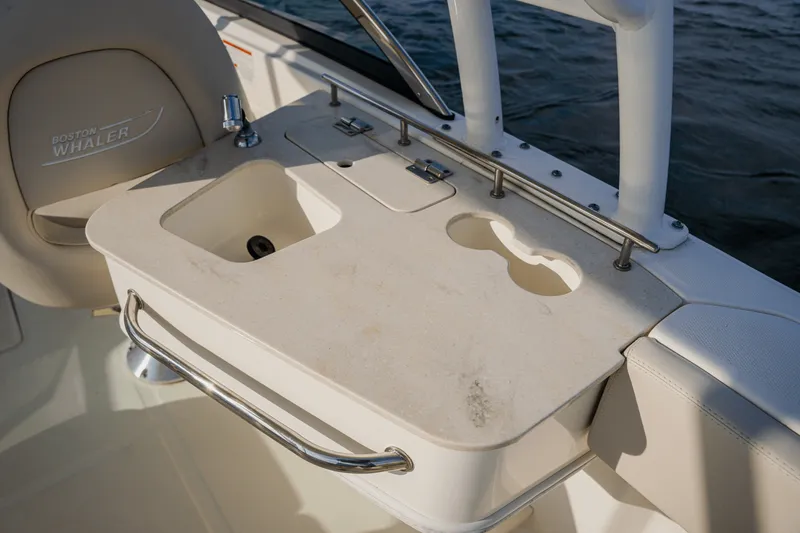 Slide: The Image of Boston Whaler 230 VANTAGE 2018 - 27