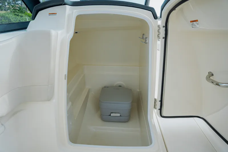 Slide: The Image of Boston Whaler 230 VANTAGE 2018 - 32