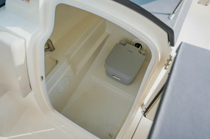 Slide: The Image of Boston Whaler 230 VANTAGE 2018 - 35