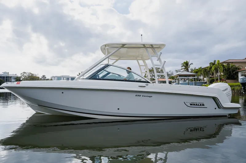 Slide: The Image of Boston Whaler 230 VANTAGE 2018 - 4