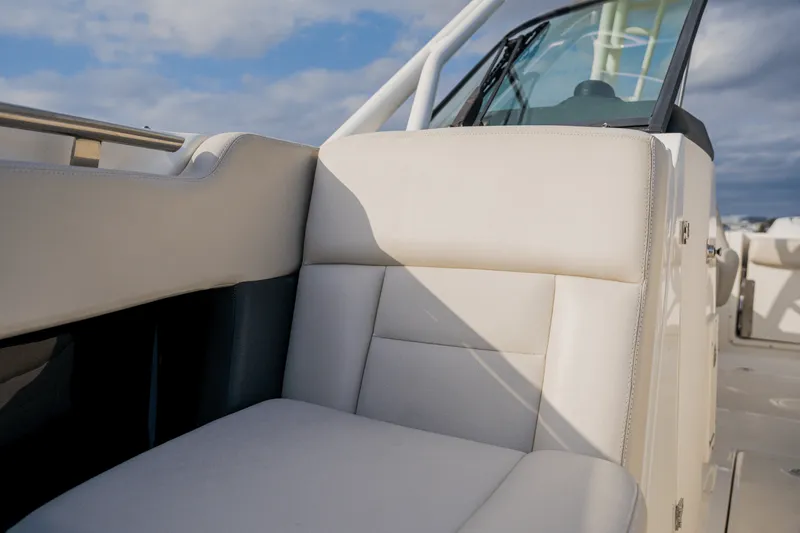 Slide: The Image of Boston Whaler 230 VANTAGE 2018 - 43