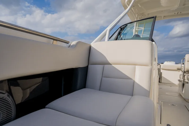 Slide: The Image of Boston Whaler 230 VANTAGE 2018 - 44