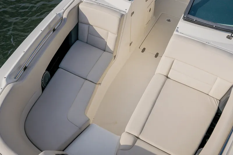 Slide: The Image of Boston Whaler 230 VANTAGE 2018 - 48