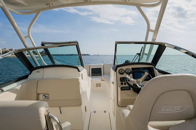 Slide: The Image of Boston Whaler 230 VANTAGE 2018 - 49
