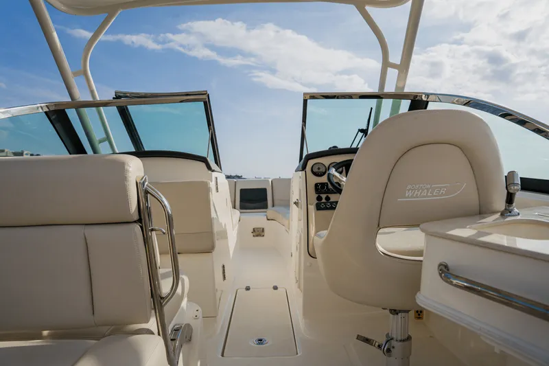 Slide: The Image of Boston Whaler 230 VANTAGE 2018 - 50