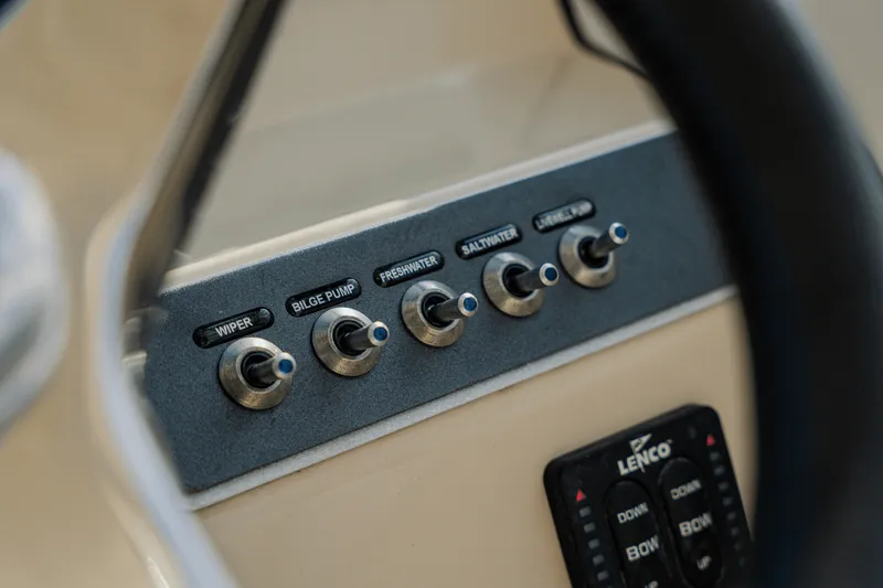 Slide: The Image of Boston Whaler 230 VANTAGE 2018 - 53