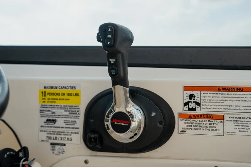 Slide: The Image of Boston Whaler 230 VANTAGE 2018 - 56