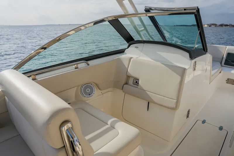 Slide: The Image of Boston Whaler 230 VANTAGE 2018 - 57