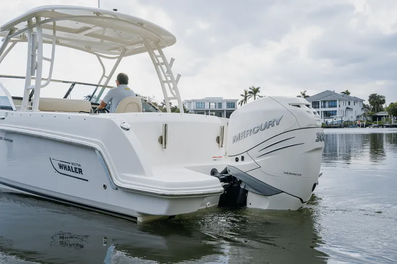 Slide: The Image of Boston Whaler 230 VANTAGE 2018 - 8