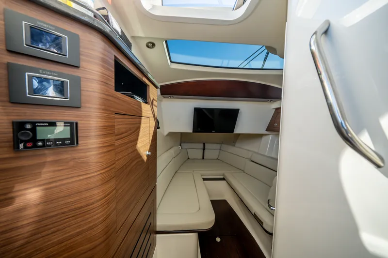 Slide: The Image of Boston Whaler 350 REALM 2021 - 13