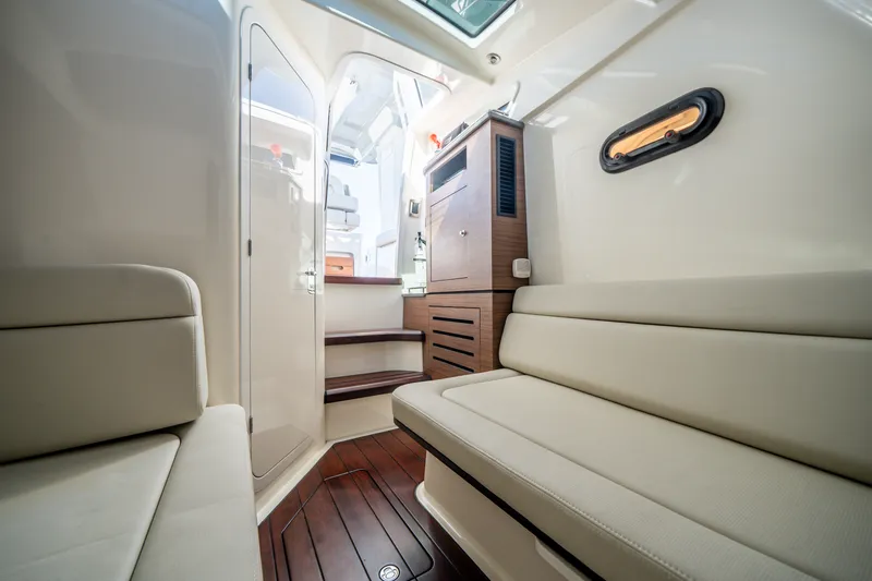 Slide: The Image of Boston Whaler 350 REALM 2021 - 15