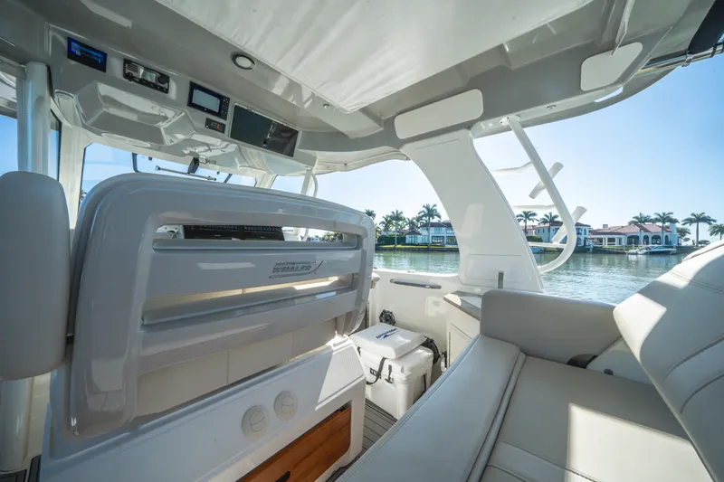 Slide: The Image of Boston Whaler 350 REALM 2021 - 27