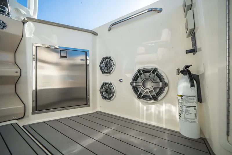 Slide: The Image of Boston Whaler 350 REALM 2021 - 29
