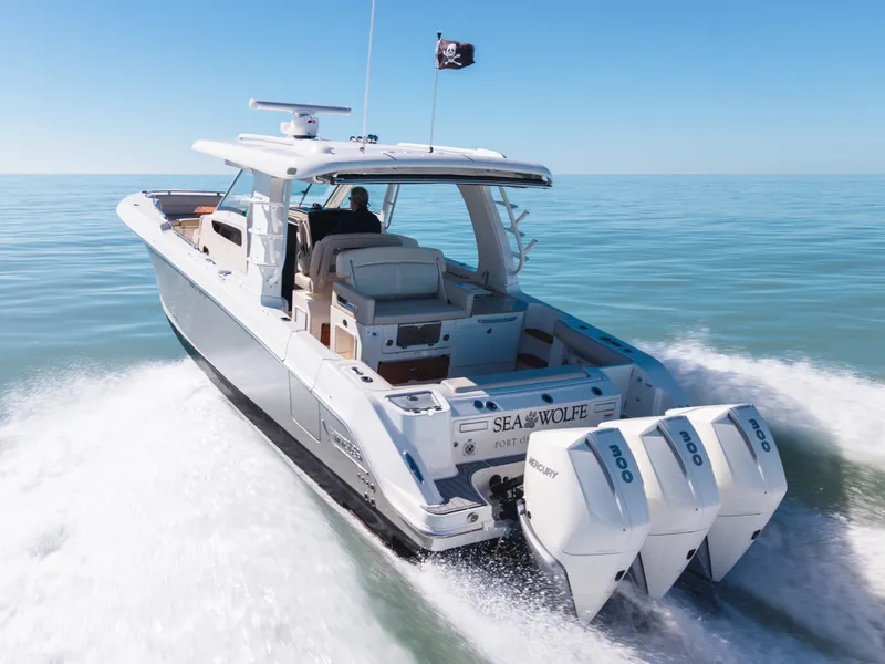 Slide: The Image of Boston Whaler 350 REALM 2021 - 37