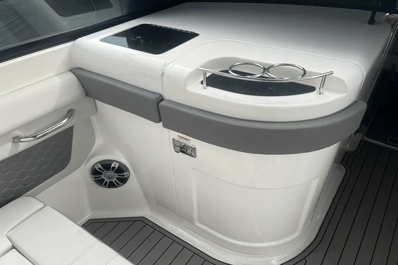 Slide: The Image of Sea Ray 290 SDX 2023 - 10