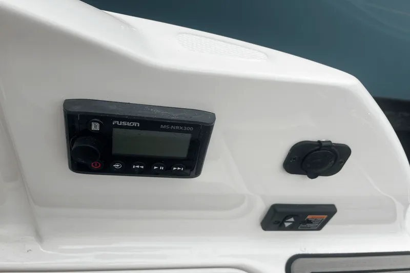 Slide: The Image of Sea Ray 290 SDX 2023 - 13