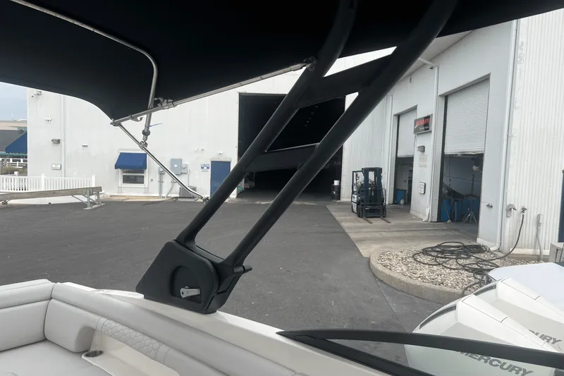 Slide: The Image of Sea Ray 290 SDX 2023 - 16