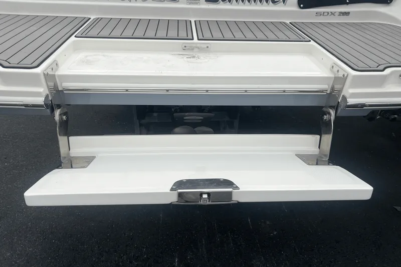 Slide: The Image of Sea Ray 290 SDX 2023 - 19