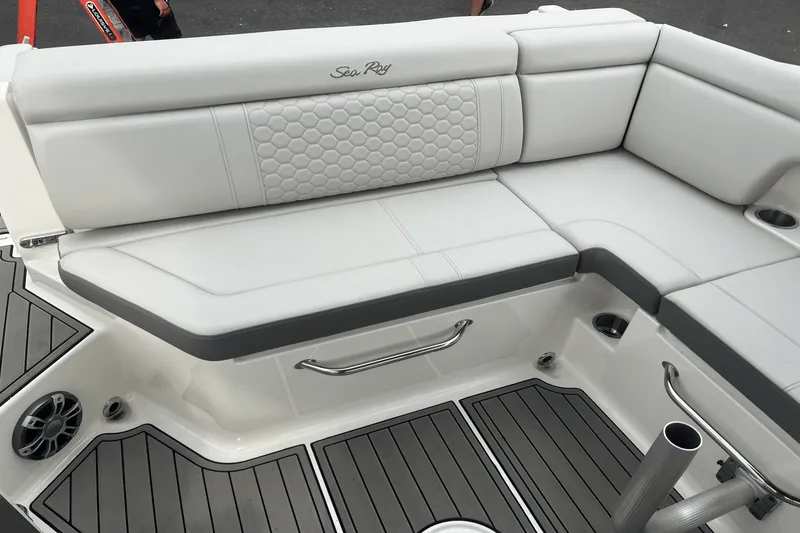 Slide: The Image of Sea Ray 290 SDX 2023 - 2