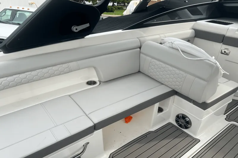 Slide: The Image of Sea Ray 290 SDX 2023 - 3