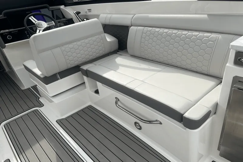 Slide: The Image of Sea Ray 290 SDX 2023 - 5