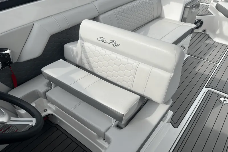 Slide: The Image of Sea Ray 290 SDX 2023 - 8