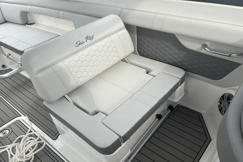 Slide: The Image of Sea Ray 290 SDX 2023 - 9