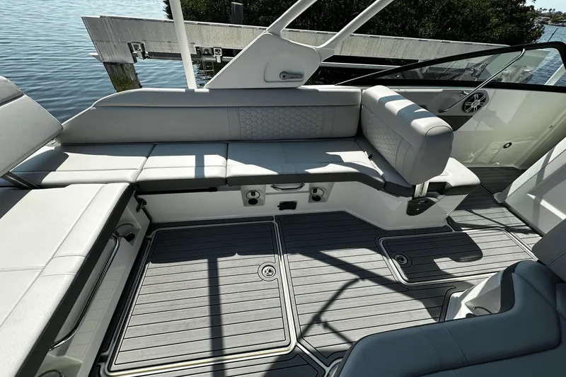 Slide: The Image of Sea Ray 250 SDX-OB 2023 - 12