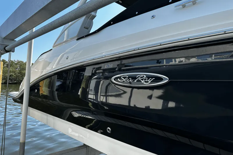 Slide: The Image of Sea Ray 250 SDX-OB 2023 - 3
