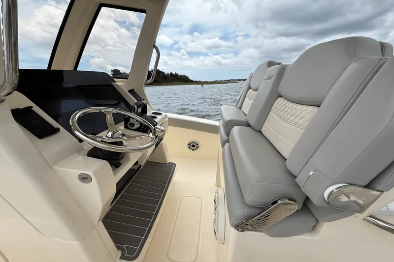 Slide: The Image of Scout 260 LXF 2025 - 15