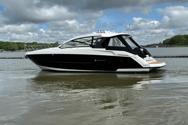 Slide: The Image of Cruisers 390 EXPRESS COUPE 2015 - 1